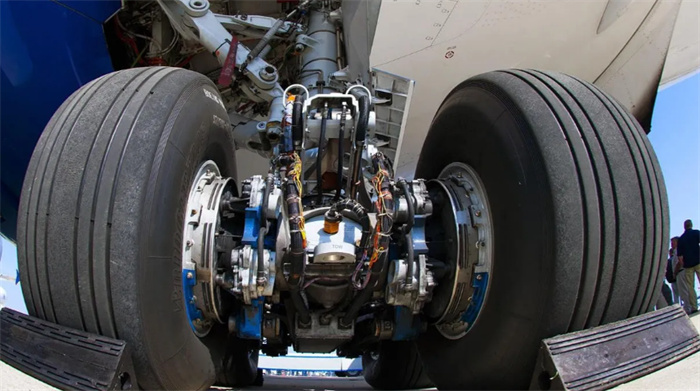 飞机的轮胎那么小 怎么能承载的起飞机（飞机轮胎）