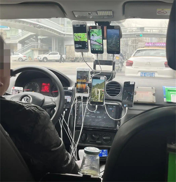 司机载客用9部手机刷视频 举报后被罚款（交通安全）