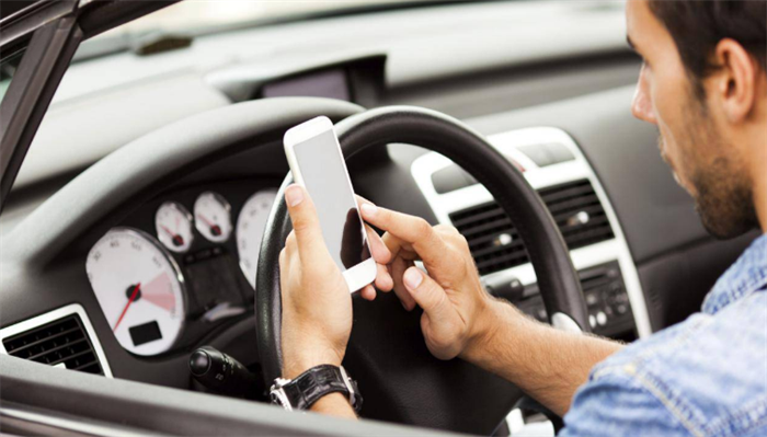 司机载客用9部手机刷视频 举报后被罚款（交通安全）
