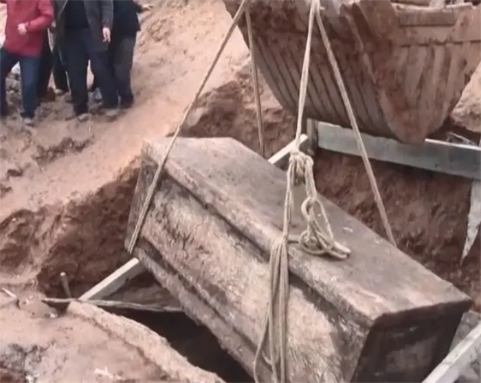 四川雅安挖掘出的西汉古墓 出土一把宝剑（西汉宝剑）