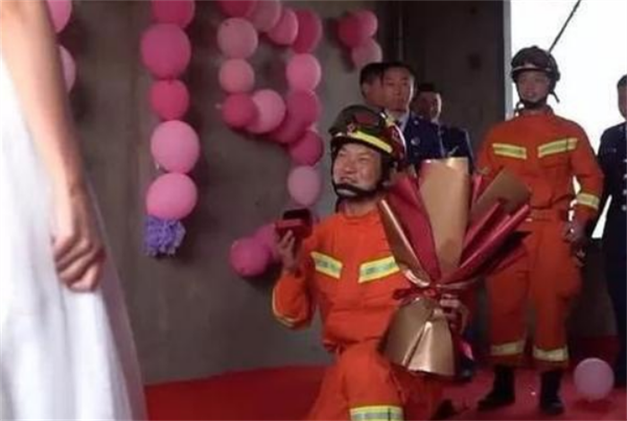 史上最浪漫的消防员，消防员买钻戒求婚(分期60年)