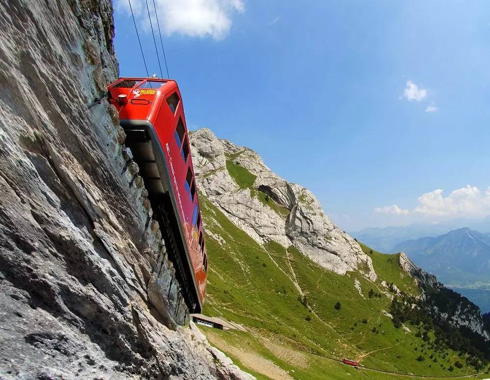 世界上最恐怖的铁路，周围都是悬崖峭壁（未出事故）