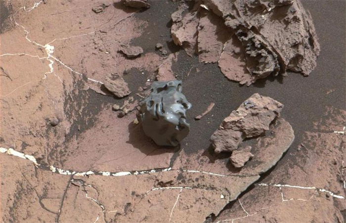 好奇号传回火星照 沙丘中惊现一条装甲蠕虫！（特殊照）
