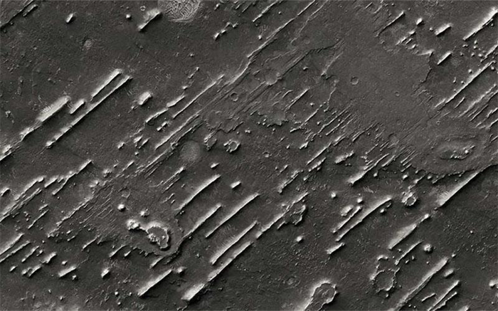 天问1号首次拍摄到的火星照片 为何是黑白的（黑白成像）