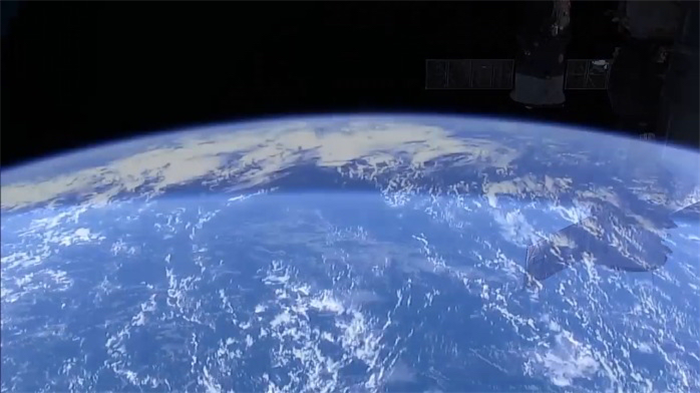 从国际空间站拍摄到的诡异画面 神秘的蓝光（自然现象）