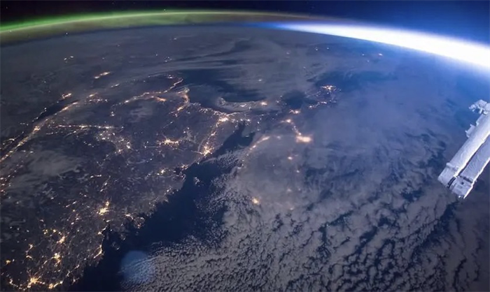 从国际空间站拍摄到的诡异画面 神秘的蓝光（自然现象）