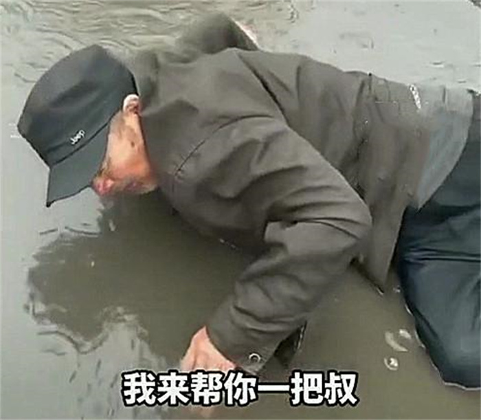 老人下雨天摔倒在水中 小伙录视频搀扶求别讹人（社会现状）