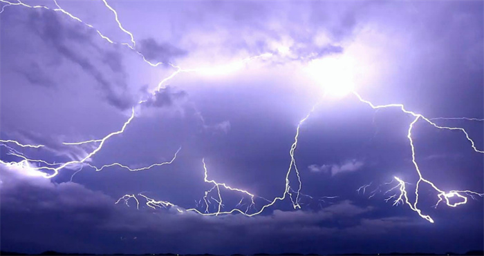 天空上的一道闪电 能产生多少电能（电能产生）