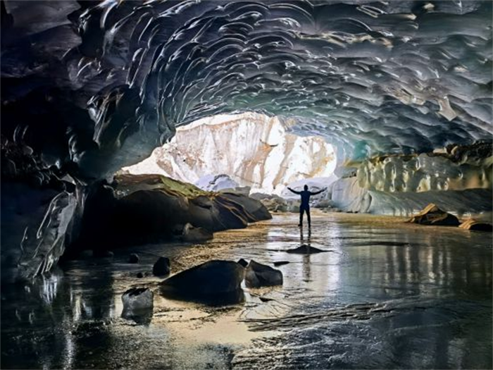西藏发现165米超大型冰洞  双向皆可进入