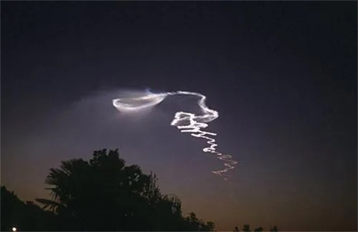 出现在天空中的巨型蝌蚪 什么原因所形成（火箭发射）