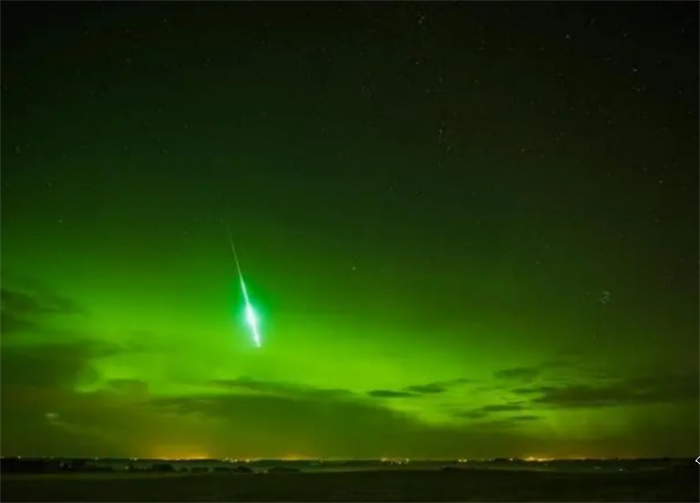 散发出绿色光芒的火球出现在新西兰的上空（火流星）