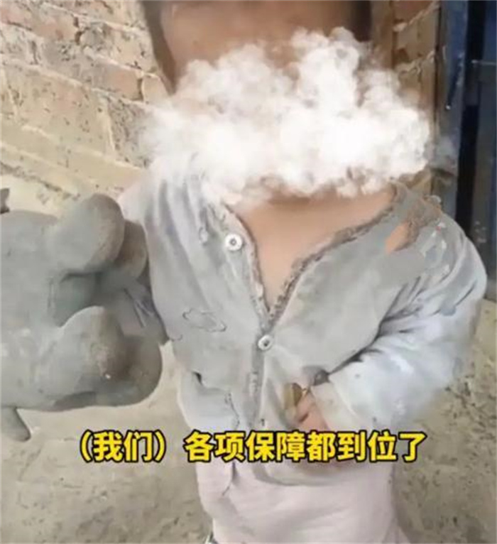 两岁小孩儿冬天穿着破旧 原来是因为妈妈有病（贫困家庭）