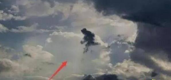 有人拍到了真的孙悟空，在空中腾云驾雾/只是天空中的云彩