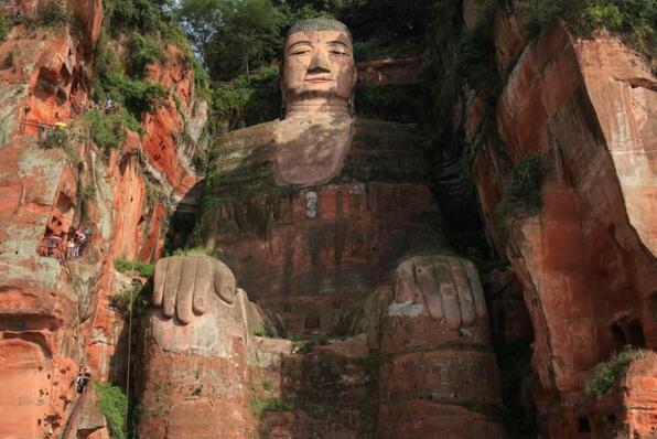 世界上最大的石刻弥勒佛像，四川乐山大佛高达71米