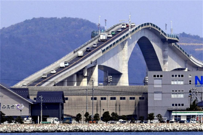 世界上最独特的大桥 日本的江岛大桥(坡度为6.1%)