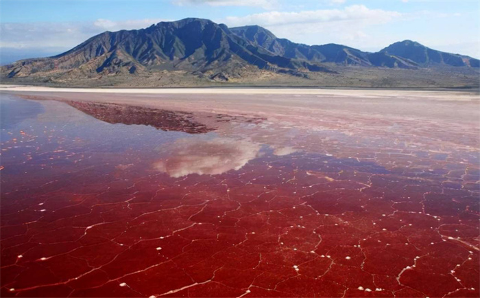 诡异的血湖出现在我国山西 隐藏着什么秘密（天然盆地）