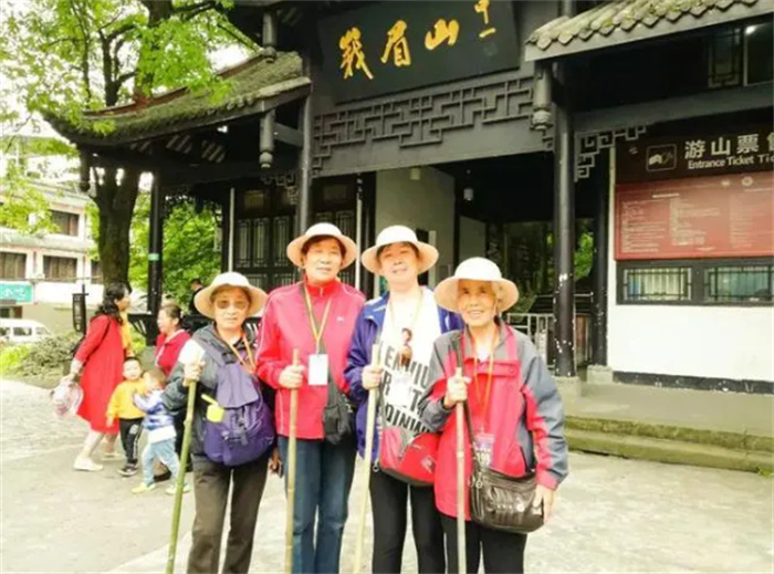 外国游客困惑 中国的老人为啥不用工作（老人工作）
