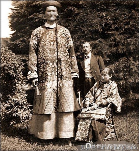 清朝时的中国巨人詹世钗，竟然娶了外国媳妇当老婆