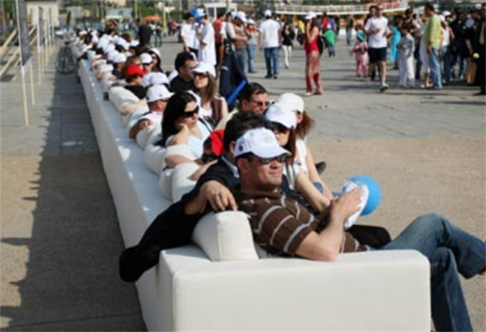 世界上最长的沙发 长度达到64.75米(诞生2009年)