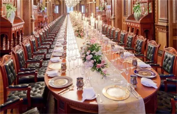 世界最长餐桌的记录 长达401.22米(法国聚餐打造)