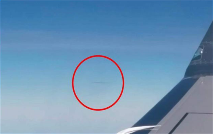 不明的圆柱形飞行物 差点与美国的航班相撞（诸多谜团）