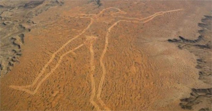 高2700米澳洲神秘巨人像  为何不深入研究  （没有价值）