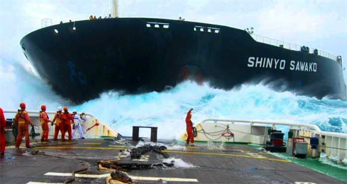 巨轮在海上航行 到使用多少油（轮船油耗）