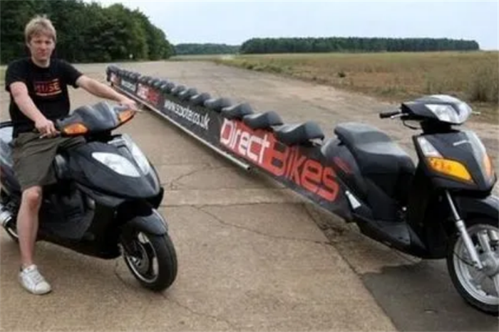 世界上最长的踏板摩托车 可载25人(长度22米)