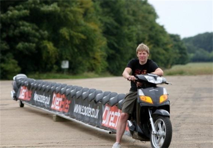 世界上最长的踏板摩托车 可载25人(长度22米)