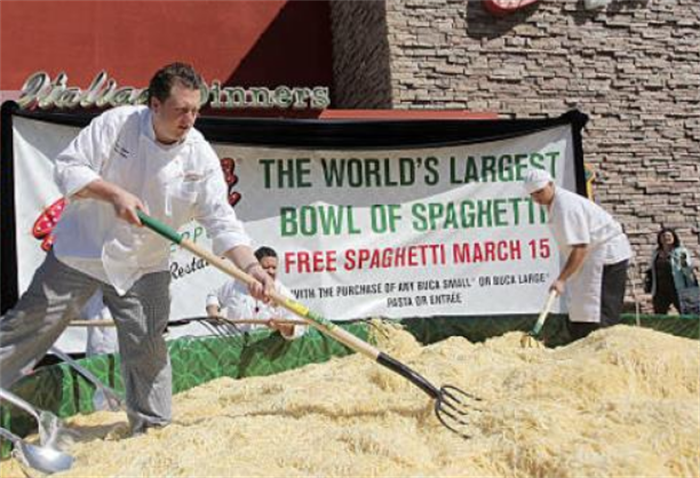世界最长的碗面行列 长度296.2米的米干(使用3000碗米干)