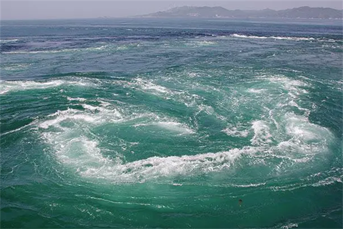 世界上最大的海洋漩涡 日本鸣门漩涡(直径达到30米)