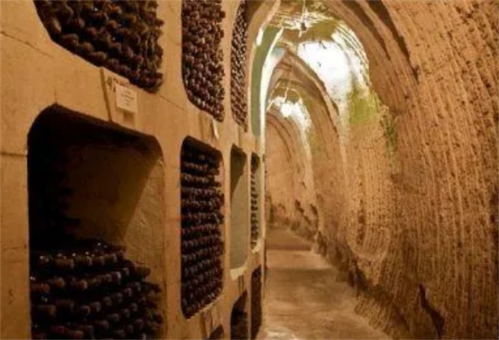 世界上最大的地下酒窖 克里克瓦大酒窖(总长120公里)