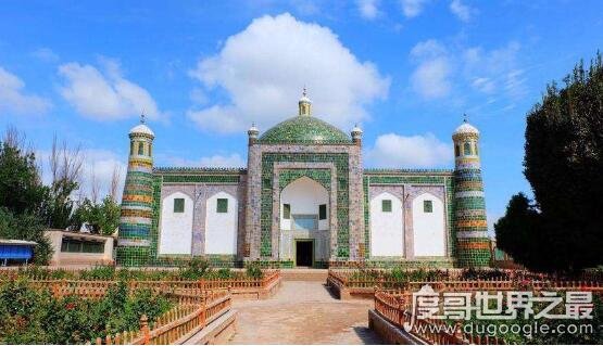 新疆喀什地区的香妃墓是假的，实际是在陶然亭的香冢