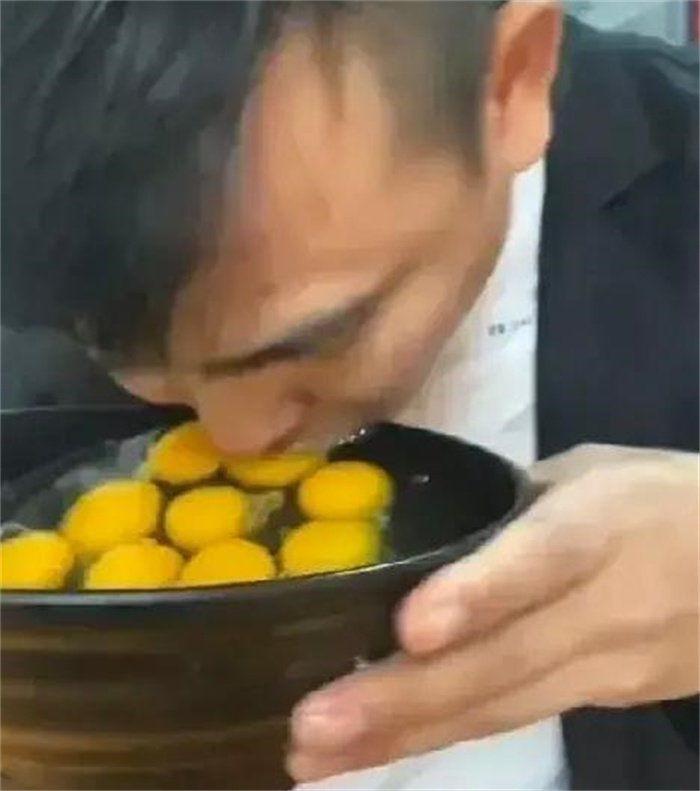 广东小伙吃早饭 直接吃20个生鸡蛋（生猛饮食）