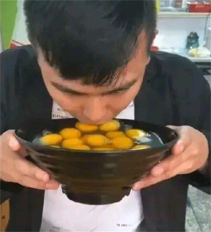 广东小伙吃早饭 直接吃20个生鸡蛋（生猛饮食）