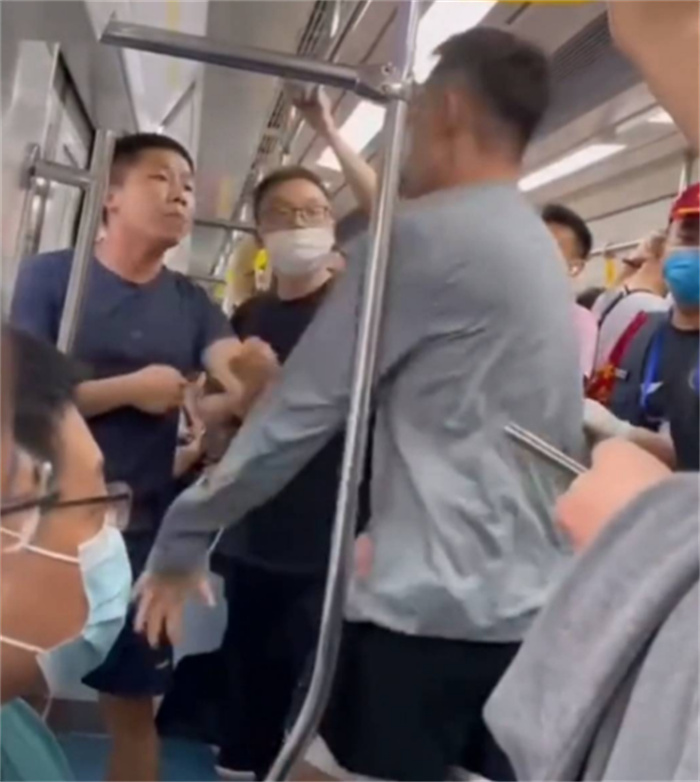 地铁上孕妇不让座 居然被大妈殴打（无情社会）