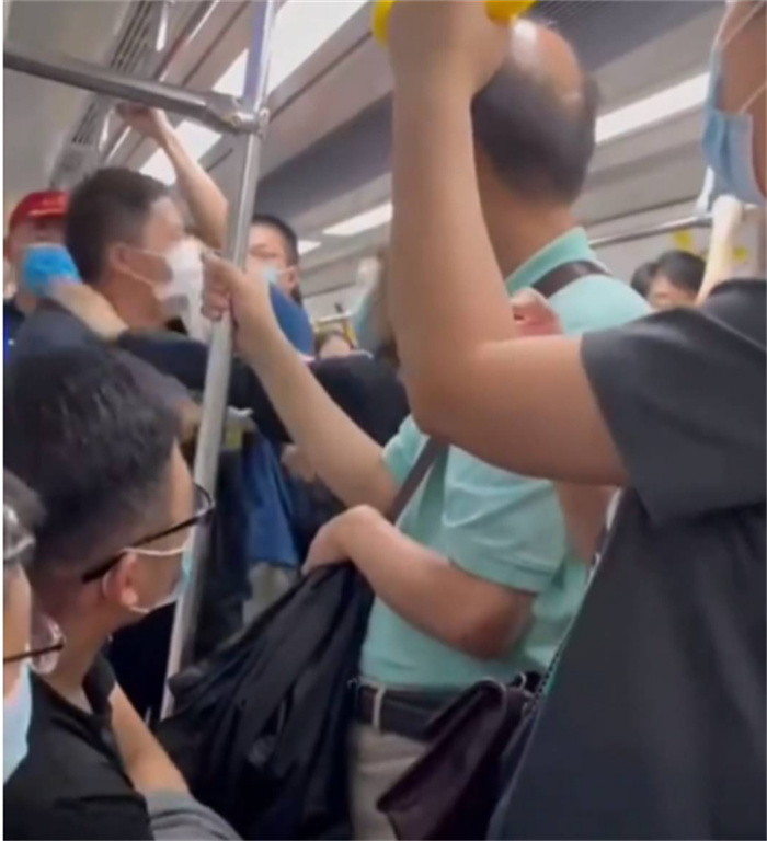 地铁上孕妇不让座 居然被大妈殴打（无情社会）