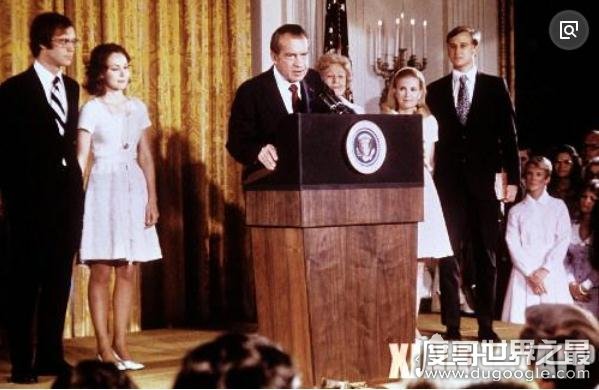 尼克松水门事件是怎么回事，成为美国历史上首位主动辞职的总统