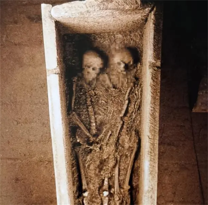 西安民间的屋子下面 据研发出外国尸体（外国古墓）