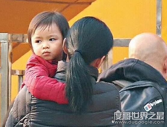 刘德华公开女儿，刘向蕙面容清秀被赞可爱(长得像爸爸)