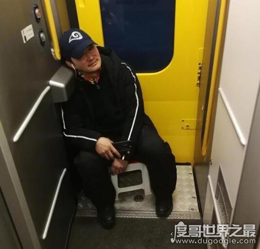 吴京带小板凳坐火车，表示只要能回家坐哪里都成