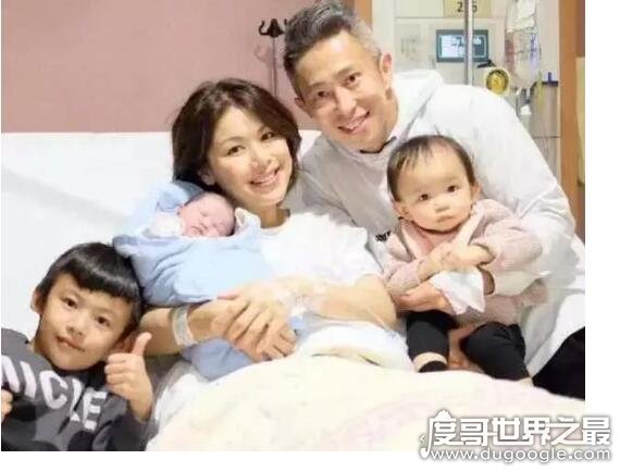 39岁TVB女星何嘉莉三胎产女，一家五口人合影超幸福