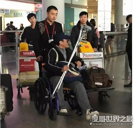 吴京坐轮椅现身机场，怀抱拐杖疑是因新戏旧伤复发