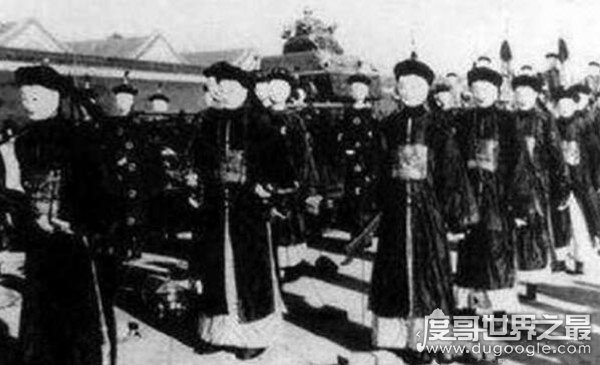 清朝最恐怖的老照片，纸将纸兵抬着慈溪的棺材走了整整五天