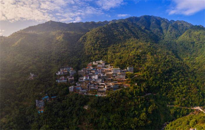 男子翻修老房子 全村只住一人（农村生活）