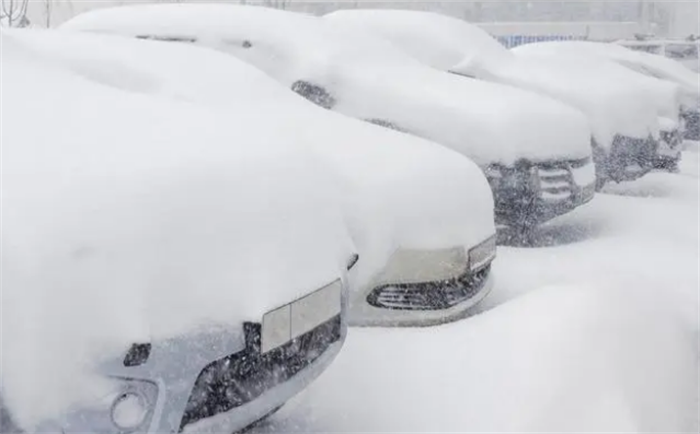 郑州反常天气 大雪压倒大片仓库（反常大雪）