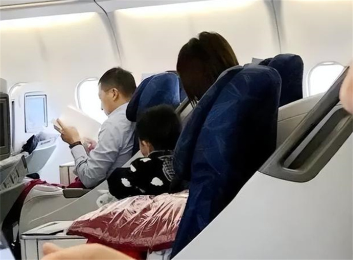 飞机上毛毯很舒服 为啥乘客们不用（飞机毛毯）
