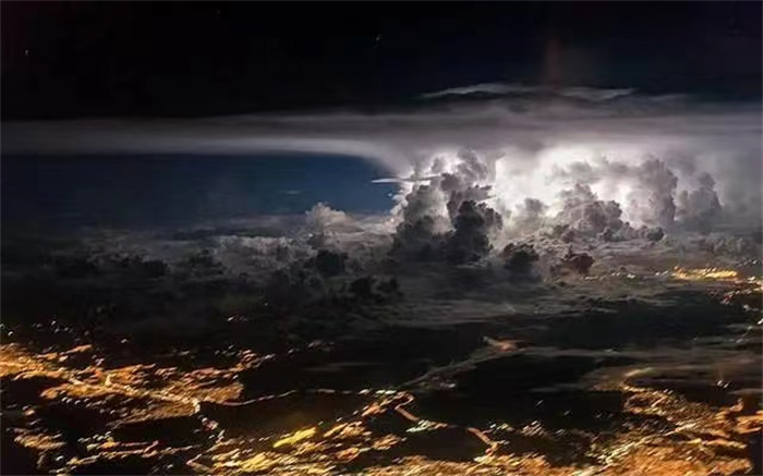 飞行员抓拍雷电击破积雨云 场景似核爆现场（自然景象）