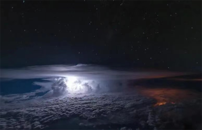 飞行员抓拍雷电击破积雨云 场景似核爆现场（自然景象）