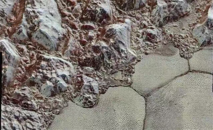 冥王星表面巨型蜘蛛地貌 “腿”长580千米！（特殊地形）